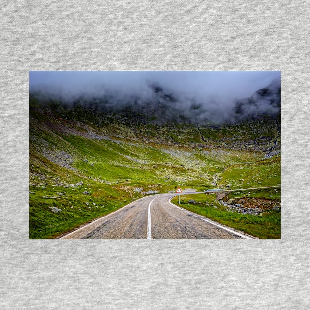 Winding road in mountains by naturalis